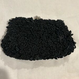 Elegant black floral clutch, perfect to dress up your outfit!